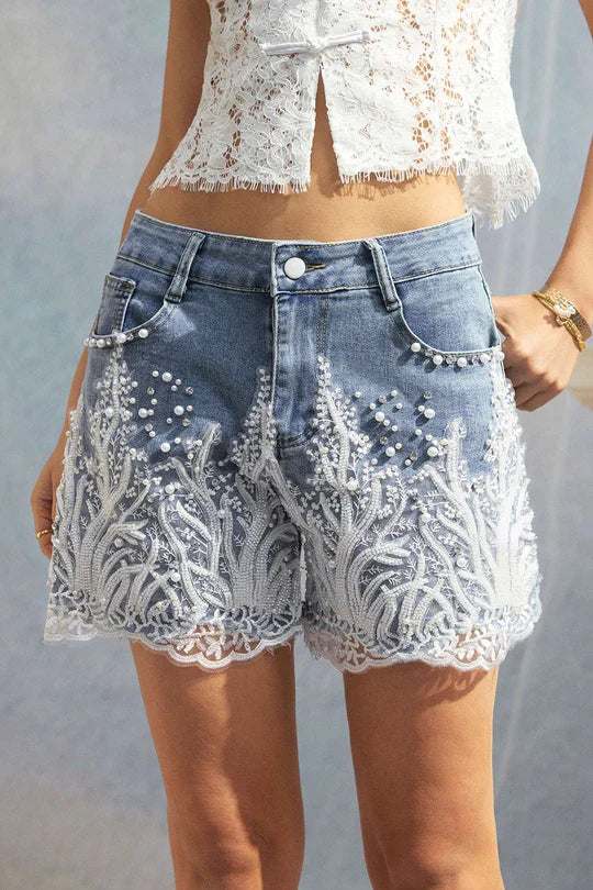 Short in Denim Patchwork con Dettagli in Pizzo