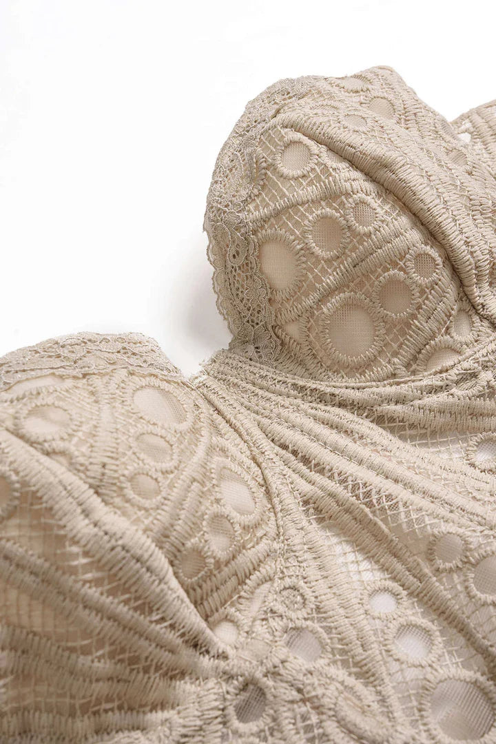 Bustier in pizzo con finitura e fiocco sulla schiena.