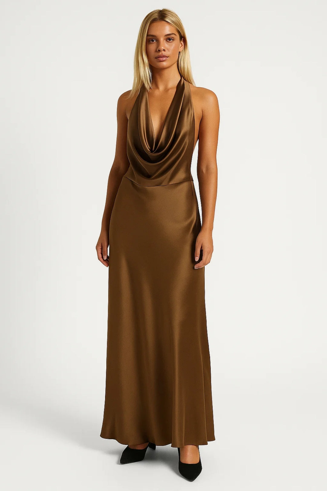 Elegante Maxi Abito con Scollo Halter e Scollo a Cascata