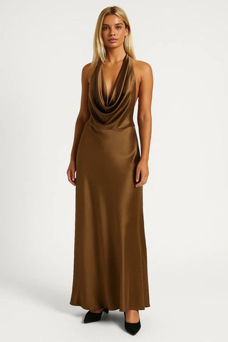 Elegante Maxi Abito con Scollo Halter e Scollo a Cascata